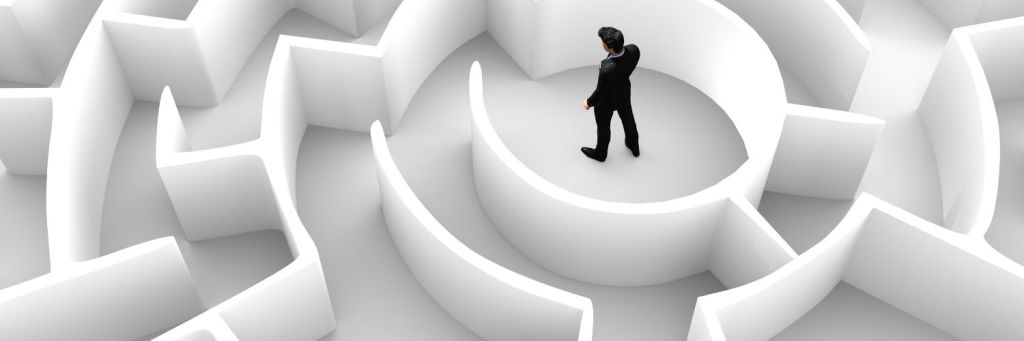 Hombre en un laberinto