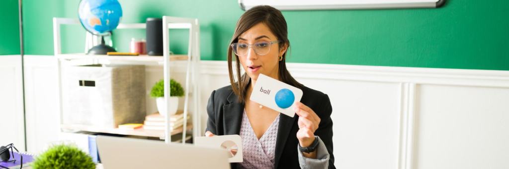 Profesora online enseñando con flashcards