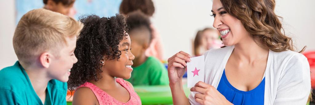 Profesora eneseñando a niños con flashcards